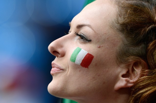 Giữa muôn vàn màu cờ sắc áo, CĐV nữ xinh đẹp của Italia nổi bật và quyến rũ.